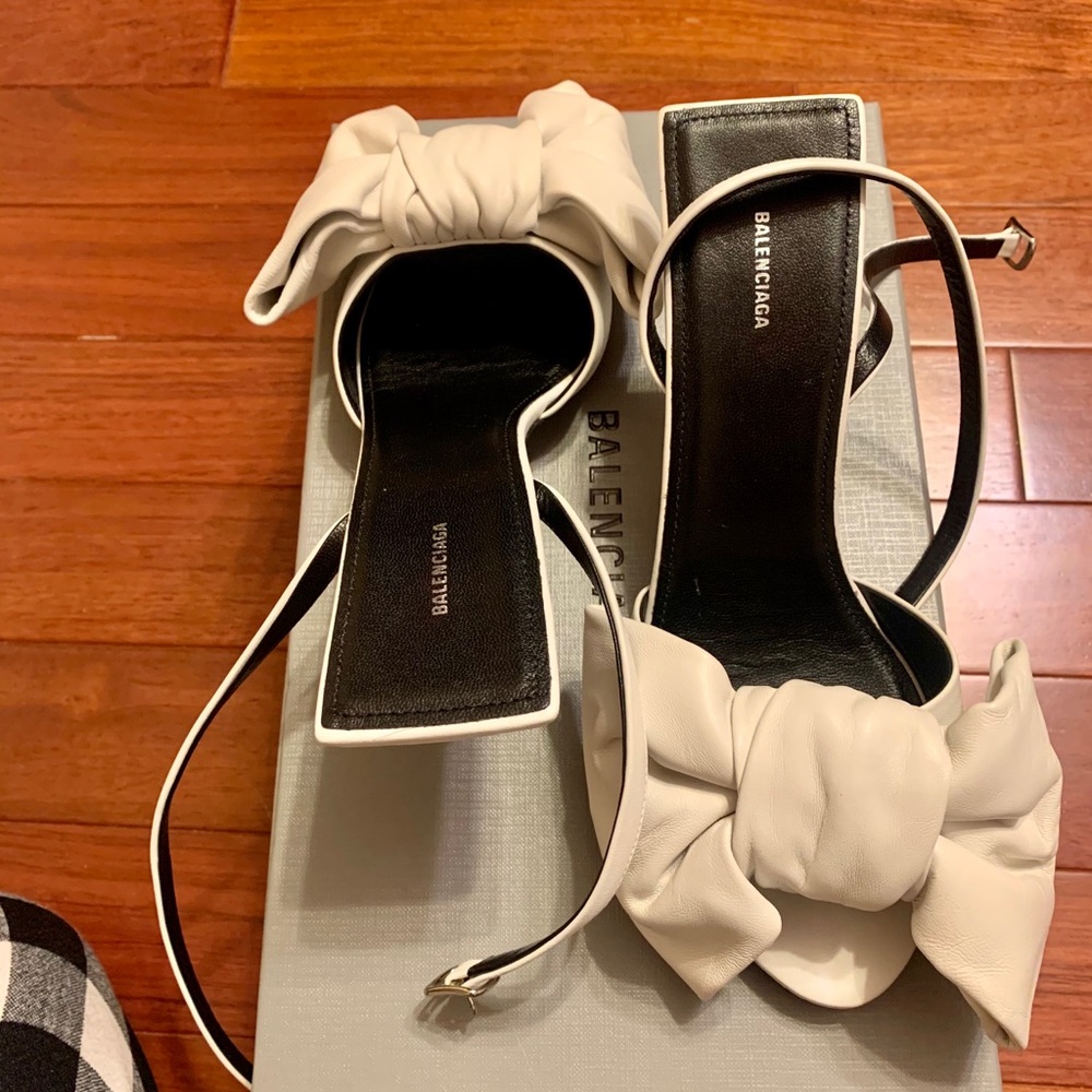 SOLD!! ❌ BALENCIAGA Square Heel with Bow - Picture 3 of 7